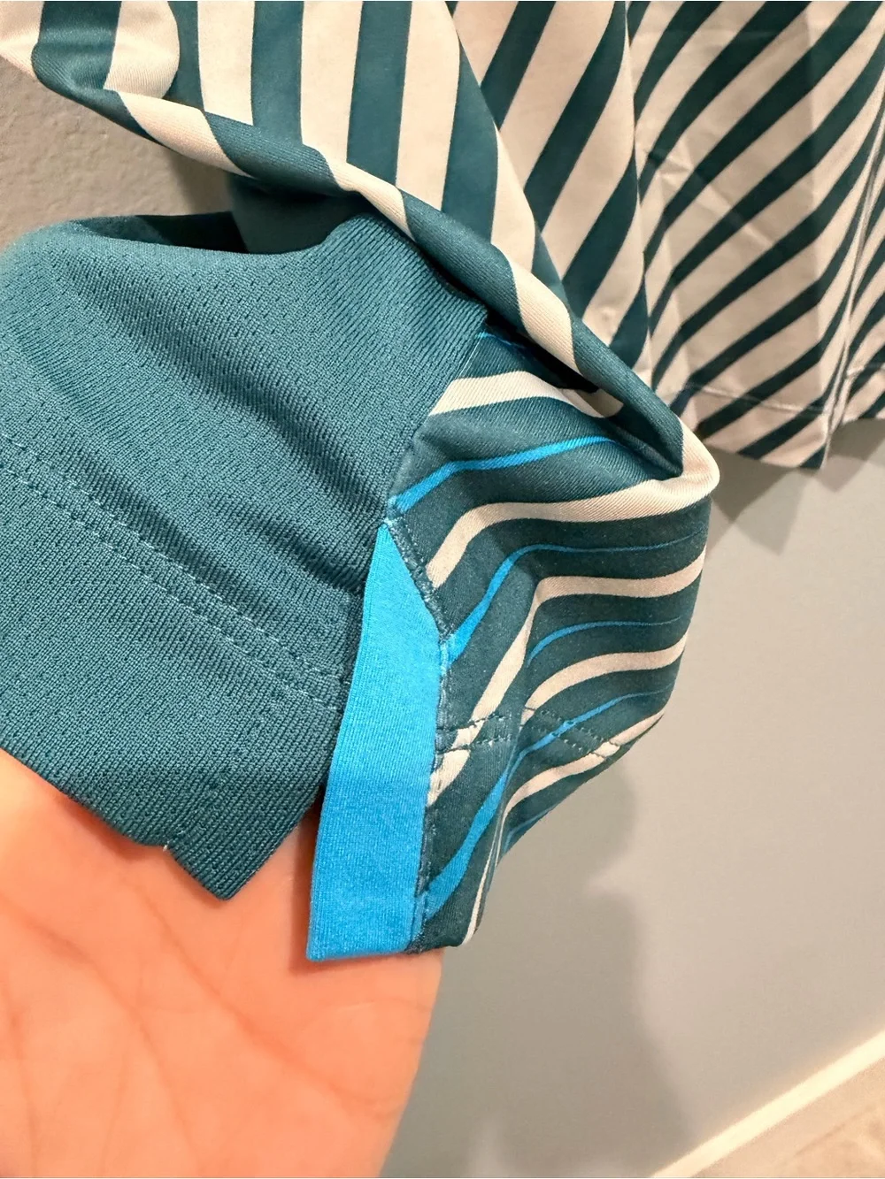 Nike Golf Tour Performance Dri Fit Blue Teal White Diagonal Wave Golf Polo Vent